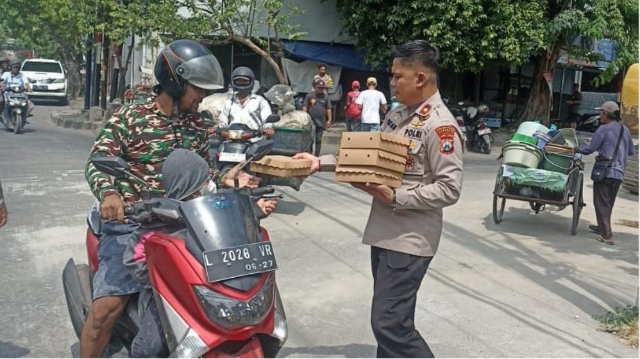 Jumat Berkah yang Bahagia, Kapolsek Simokerto Membagikan 100 Nasi Kotak Siap Saji, ini Bukti Kebersamaan Terhadap Masyarakat