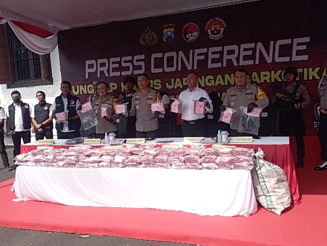 Kapolda Jatim Merelease Ungkap Jaringan Narkoba Sumatera-Jawa untuk Polrestabes Surabaya