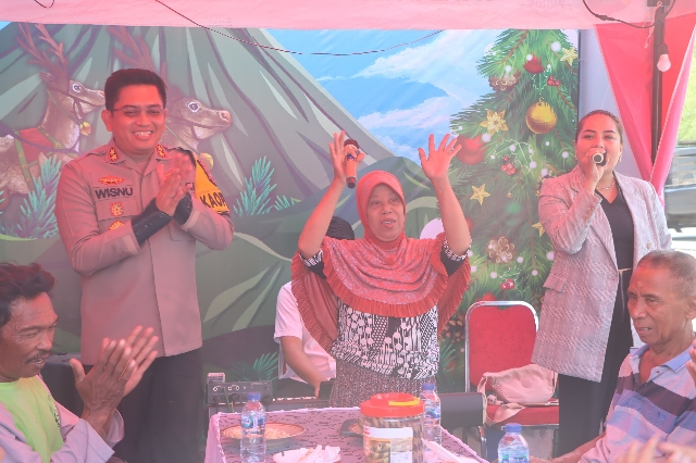 Hari Ibu, Polres Probolinggo Gelar Jumat Curhat Bersama Emak – Emak Pedagang di Pantai Bentar