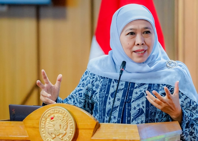 Komitmen Turunkan Angka Kemiskinan, Gubernur Khofifah Salurkan Berbagai Bansos