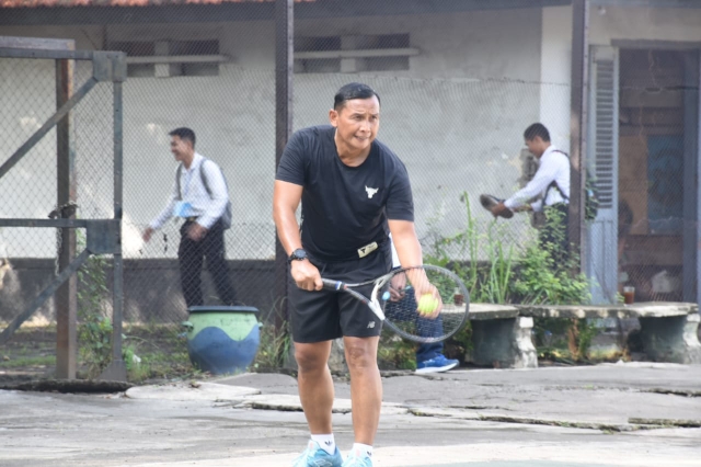 Danlantamal V Ajak Seluruh Perwira Jaga Kebugaran Dengan Melakukan Olahraga Tenis Lapangan