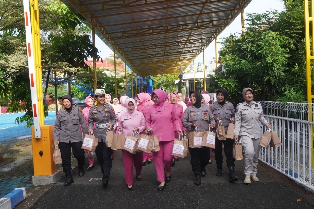 Ramadhan Berkah Polres Bangkalan dan Bhayangkari Berbagi Takjil