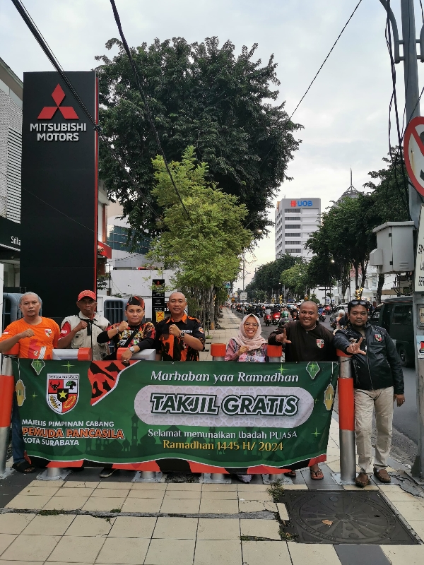 Rutinitas Kader Pemuda Pancasila Kota Surabaya di Bulan Ramadhan, Berbagi Takjil ke Pengguna Jalan Panglima Sudirman