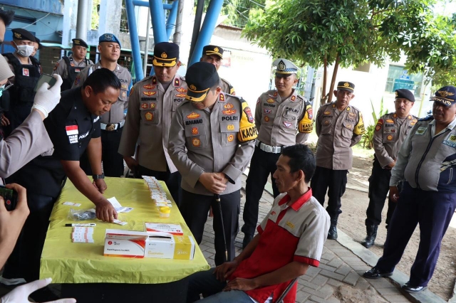 Polres Nganjuk Lakukan Tes Urine Sopir Angkutan Umum Upaya Jaga Keselamatan Penumpang Mudik Lebaran