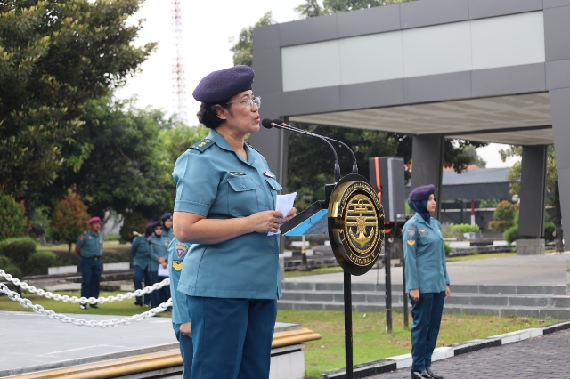 Peringati Hari Kartini, Pater Kowal Lantamal V Pimpin Upacara Bendera