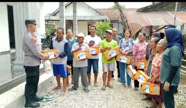 Salurkan Bantuan Sembako Untuk Warga Terdampak Bencana di 3 Desa dari Polres Tulungagung