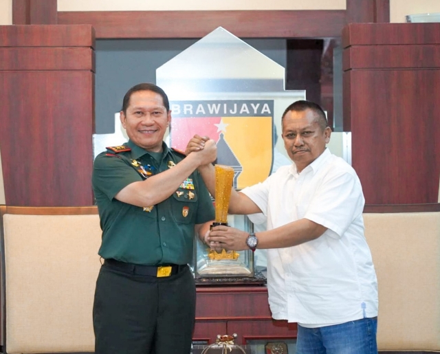 Mayjen TNI Rafael Terima Penghargaan Prapanca Award dari PWI Jatim