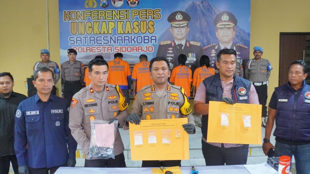 Satresnarkoba Polresta Sidoarjo Amankan Pasutri Diduga Pengedar Narkoba, dengan Barang Bukti Sabu 137,57 gram Disita