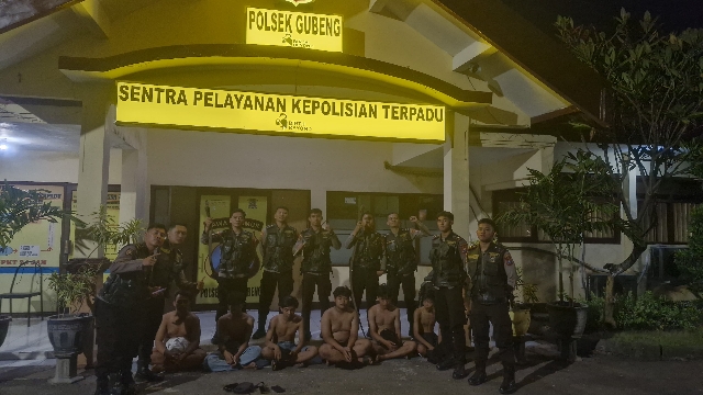Respon Cepat, 6 Pemuda Bersajam Hendak Tawuran Diamankan Anggota Polrestabes Surabaya