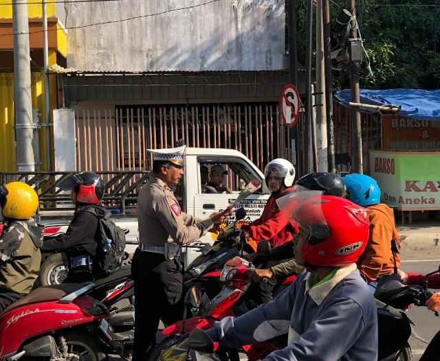 Operasi Patuh Semeru 2024, Polisi Beri Bunga dan Coklat Bagi Pengendara Tertib