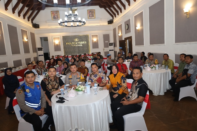 Polrestabes Surabaya Menggelar Nobar Wayang Kulit
