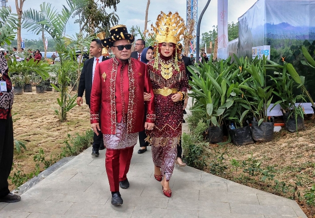 Istri Ketua DPD RI Dapat Hadiah dari Presiden Jokowi