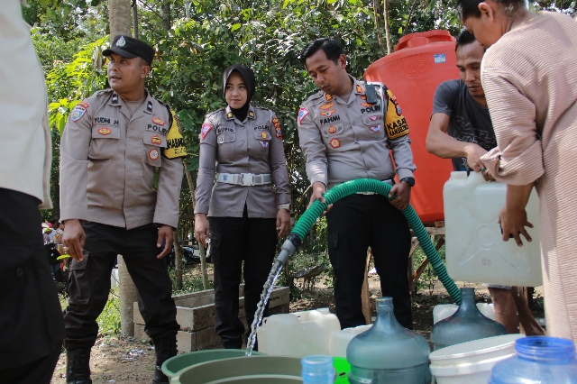 Musim Kemarau Polres Jember Distribusikan Bantuan Air Bersih Untuk Warga Desa Plalangan