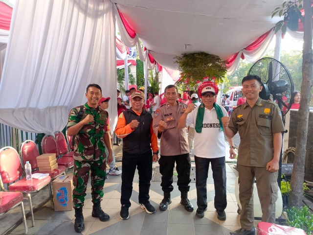 Bersama Tiga Pilar Babinsa Perak Barat Amankan Jalan Sehat Peringati HUT RI
