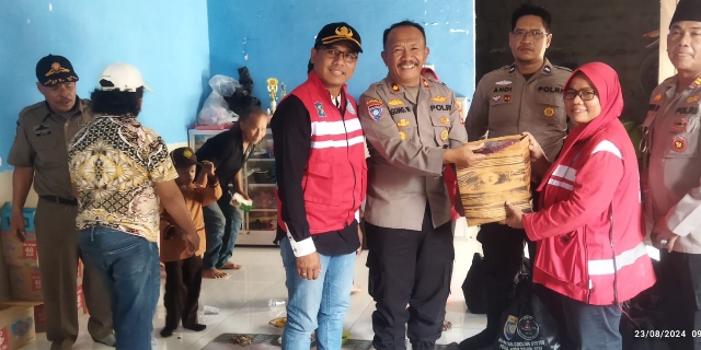 Polrestabes Surabaya Gelar Jum’at Curhat, Berikan Bantuan Sosial dan Sarana Kontak di Sumberrejo
