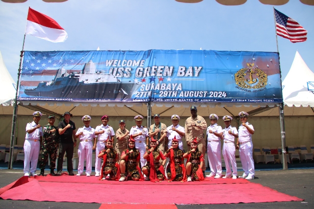 Lantamal V Sambut Kedatangan Kapal Perang Amerika Serikat USS Green Bay (LPD 20)