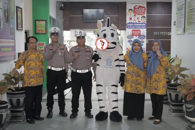 Ops Patuh Semeru 2024, Polres Gresik bawa Badut Zebra Gelar Edukasi Keselamatan Lalu Lintas di SDN Petrokimia Gresik
