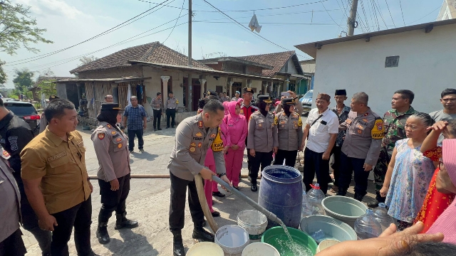 Kolres Pasuruan AKBP Teddy Chandra, S.I.K., M.Si., memimpin Pendistribusian Bantuan Air Bersih untuk Warga Terdampak Kemarau Panjang