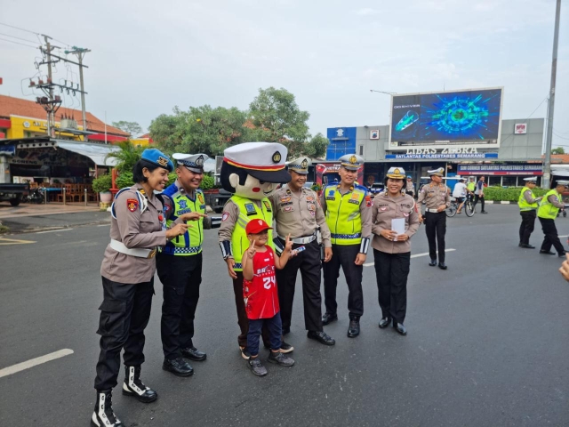 Sosialisasi Keselamatan Berlalu Lintas di CFD Semarang, Polda Jateng Edukasi Warga dengan Sentuhan Humanis