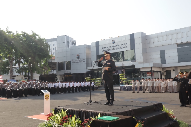 Polrestabes Surabaya Gelar Upacara dan Serah Terima Jabatan Sekaligus Perayaan Ulang Tahun Anggota Periode Bulan Oktober 2024 bersamaan HUT Sumpah Pemuda Ke-96