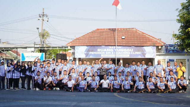 Satlantas Polres Gresik Gelar Olahraga Bersama dan Kurve, Pastikan Pelayanan Prima kepada Masyarakat