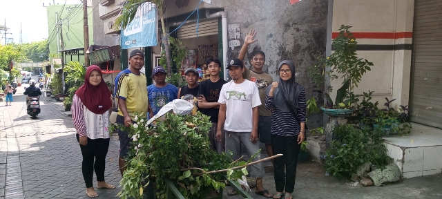 Warga Banyu Urip Wetan IV RT.01/RW.04 Kelurahan Putat Jaya, Kecamatan Sawahan Melaksanakan Kerja Bhakti Massal