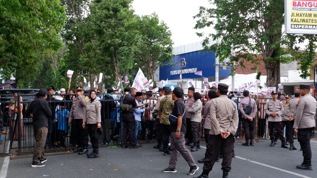 Kolaborasi Polisi dan TNI Lakukan Pengamanan, Debat Kedua Pilkada di Bondowoso Berlangsung Kondusif