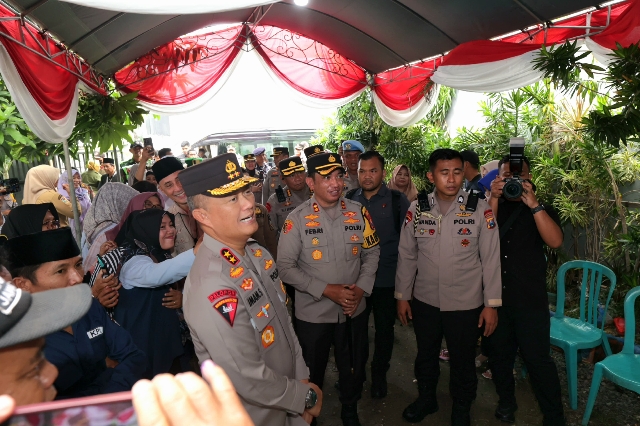 Kapolda Jatim : Pilkada Serentak 2024 di Jatim Berjalan Lancar Sesuai Rencana, saat Meninjau TPS