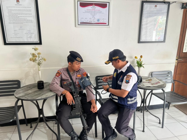 Polres Gresik Periksa Kesehatan Petugas Pengamanan KPU dan Bawaslu