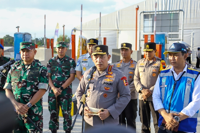 Kapolri dan Panglima TNI Tinjau Gerbang Tol Prambanan dalam Persiapan Pengamanan Natal dan Tahun Baru