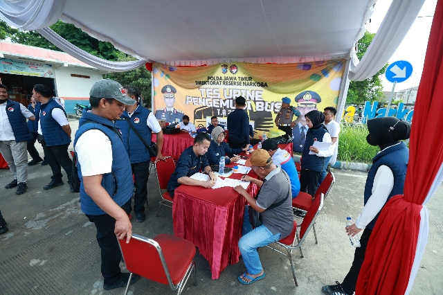 Polda Jatim Menggelar Tes Urine Pengemudi Bus di Terminal Purabaya dalam Ops Lilin Semeru 2024