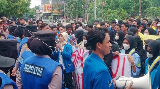 Aksi PMII Lamongan Turun ke Jalan, Tuntut Bupati Yes Penuhi Janji Politik dan Cairkan Dana Dusun