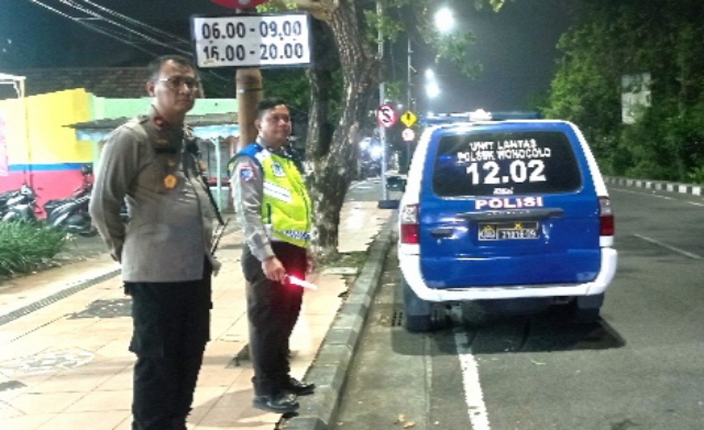 Kapolsek Wonocolo bersama Tiga Pilar Melaksanakan Pengamanan Malam Pergantian Tahun