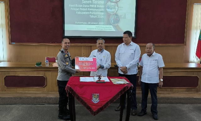 Wakapolres Purbalingga Serahkan Hasil Bulan Dana PMI Tahun 2024