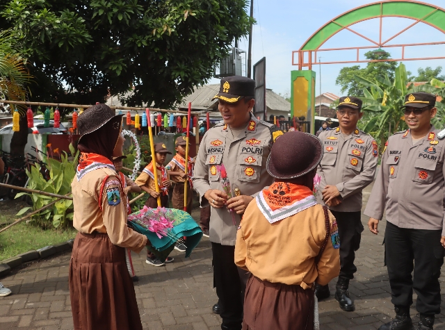 Kapolres Probolinggo Berbagi Makanan Bergizi Untuk Siswa Sekolah Dasar