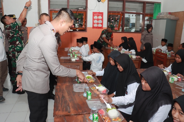Kapolres Jember Bagikan Makanan Bergizi untuk Siswa SD dalam Mensukseskan Asta Cita