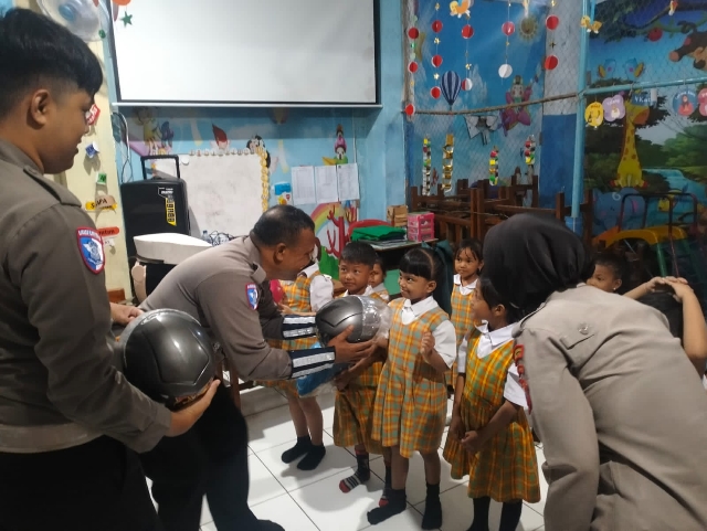 Polisi Sahabat Anak Satlantas Polres Pelabuhan Tanjung Perak Ajak Anak TK Lil Wathon Kenal Lalu Lintas Sejak Dini