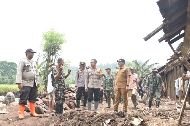 Gelar Baksos Salurkan Bantuan Pasca Banjir Bandang bersama Polres Bondowoso dan Forkopimda