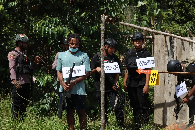 Gelar Rekonstruksi Keterlibatan Nikson Matuan Saat Penembakan Anggota Brimob dilakukan Satgas OPS Damai Cartenz secara Profesional