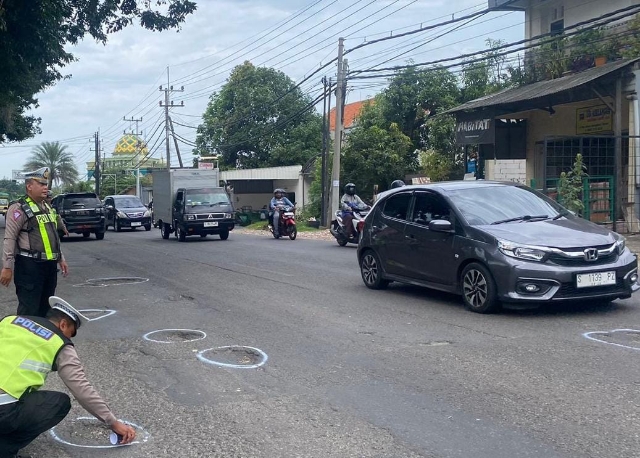 Anggota Polresta Sidoarjo Beri Tanda Jalan Berlubang di Sidoarjo saat Pemberlakuan Operasi Keselamatan Semeru 2025