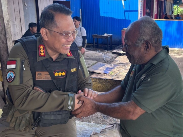 Kasatgas Humas Ops Damai Cartenz Silaturahmi dengan Ketua Dewan Adat Pegunungan Bintang, dalam Memperkuat Sinergitas