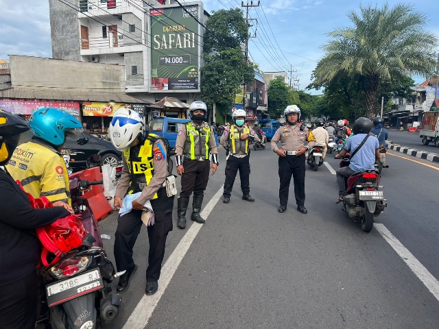 Satuan Lalu Lintas (Satlantas) Polres Pelabuhan Tanjung Perak menggelar Operasi Keselamatan Semeru 2025. Operasi ini bertujuan untuk meningkatkan kesadaran dan disiplin masyarakat dalam berlalu lintas.