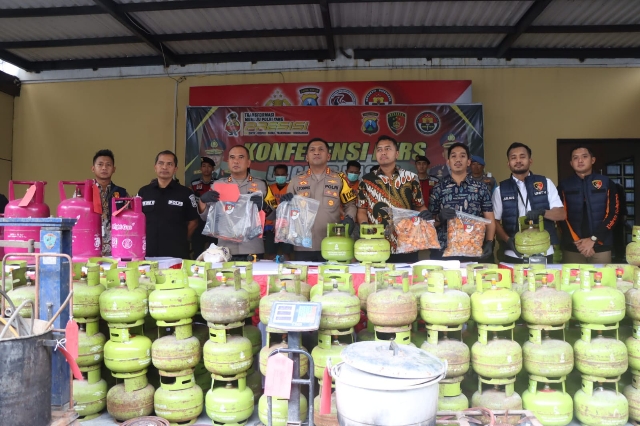 Ungkap Dua Gudang Pengoplosan LPG, 5 Tersangka Berhasil Diamankan Anggota Polresta Sidoarjo