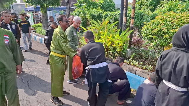 Polres Pasuruan Kota Bersih – bersih Sampah Bersama Ratusan Pesilat dari Berbagai Perguruan dengan Kompak