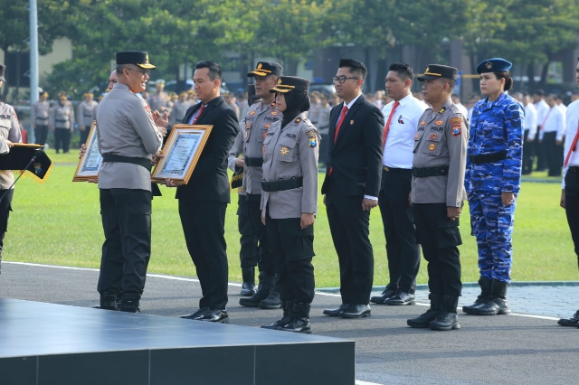 Kapolda Jatim Memberikan Penghargaan kepada 366 Anggota dan Masyarakat Berprestasi