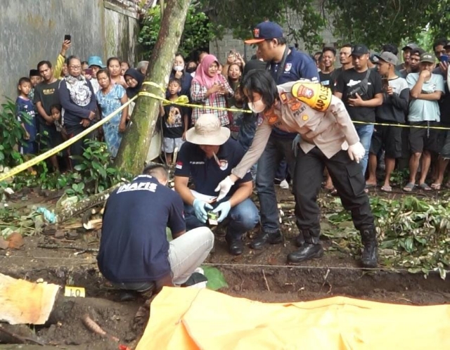 Polres Jember Berhasil Mengamankan Terduga Pembuang Bayi saat Ditemukan Jasad Terkubur di Pekarangan