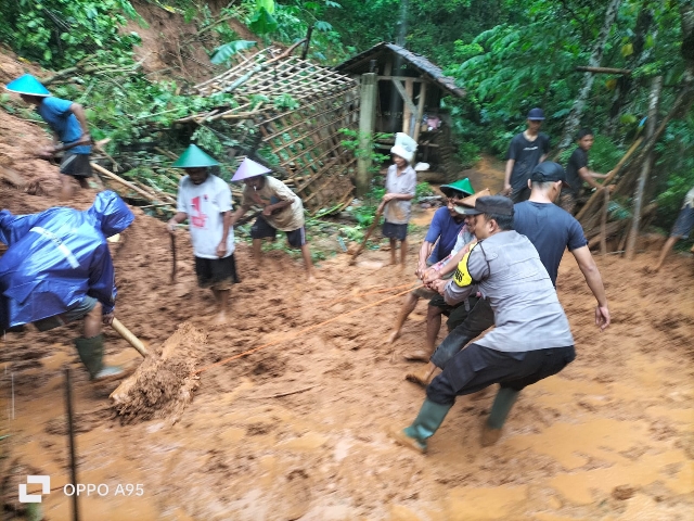 Polisi bersama TNI dan BPBD Tangani Longsor yang Menimpa Rumah Warga, ini Salah Satu Kekompakan dalam Bersinergi