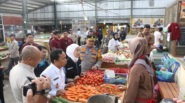 Kapolresta Malang Kota Ingatkan Tengkulak Agar Tidak Timbun Bahan Pokok saat Sidak Pasar Bersama Forkopimda
