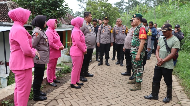 Polres Pasuruan Salurkan Bantuan Korban Pergeseran Tanah di Desa Cowek