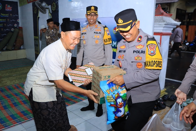 Polres Ngawi Beri Bantuan ke Panti Asuhan Al Munawaroh dalam Safari Ramadhan